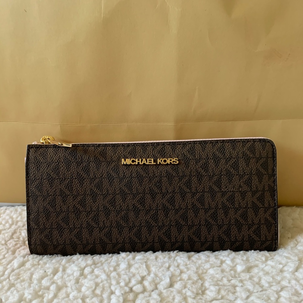 ⚠️ SALE Michael Kors JST Three Quarters Zip Wallet